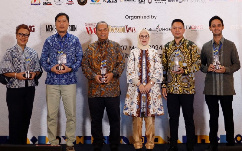 Mircofinancing Department Head FIFGROUP, Syaiful Anam (kedua dari kanan), hadir mewakili FINATRA dalam menerima anugerah sebagai Mitra UMKM kategori Multifinance dalam gelaran UMKM Summit Awards 2024, yang diberikan langsung oleh CEO OMG Communications, Nurbaiti Hisyam (ketiga dari kanan), pada Kamis, 07 Maret 2024, yang berlokasi Hotel Aston Priority Simatupang, Jakarta. Foto istimewa/FIFGroup
