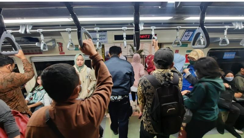 Suasana di dalam rangkaian LRT Jabodebek. (Ist)