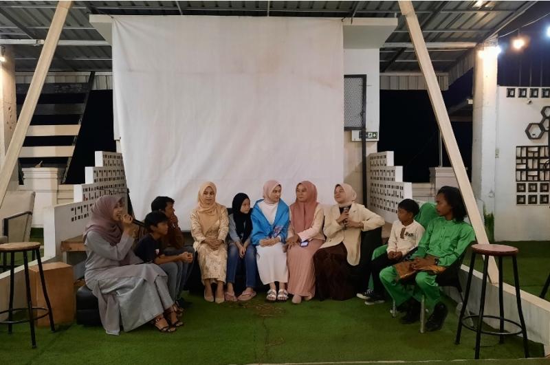 Kru film Pekaba Warisan Atok saat melakukan perkenalan kepada penonton di saat sebelum pemutaran film perdananya di Aneska Cafee and Resto, Desa Durian, Aceh Tamiang, Jumat (8/3/2024) malam.
