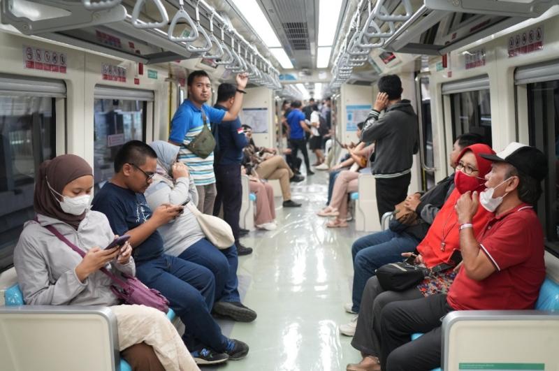 Suasana di dalam rangkaian LRT Jabodebek. (Ist)