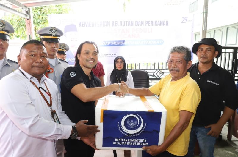 Asisten Khusus Menteri Kelautan dan Perikanan Bidang Media dan Komunikasi Publik Doni Ismanto menyerahkan paket bantuan kepada perwakilan warga korban banjir di Kampuang Galapuang Ulakan, Kecamatan Ulakan Tapakis, Kabupaten Padang Pariaman, Sumatera Barat, Senin (11/3/2024). Paket bantuan tersebut diantaranya berupa produk perikanan yang bisa menjadi sumber protein bagi warga terdampak banjir dan longsor di Sumbar.