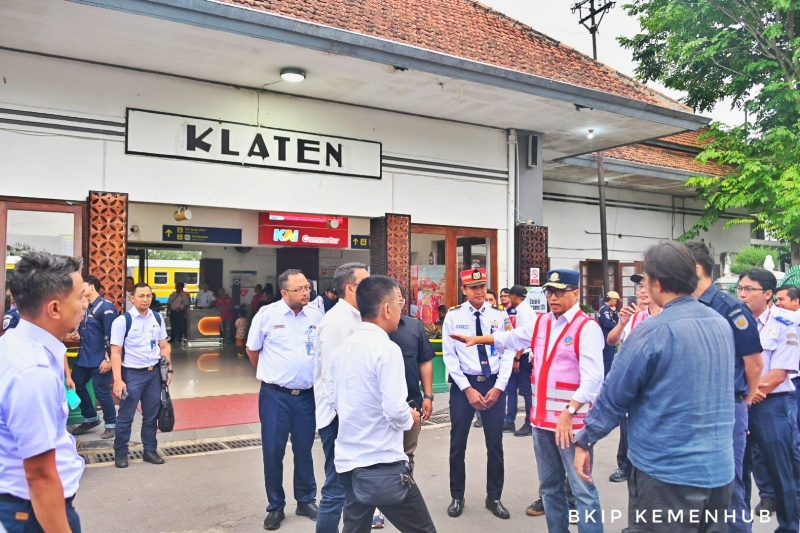 Menhub dan rombongan di Stasiun Klaten
