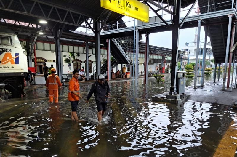 Banjir di Semarang mengakibatkan sejumlah perjalanan KA terganggu pada Kamis (14/3/2024).