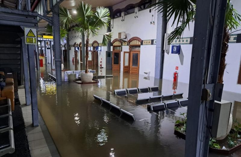 Stasiun Kereta Api terdampak banjir Semarang.