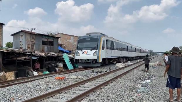 Suasana lokasi driver ojol tewas tersambar kereta api di pelintasan kereta api tanpa palang pintu kawasan Jalan Padang, Kecamatan Percut Sei Tuan, Kota Medan, Sabtu (16/3/2024) siang. (Foto:Istimewa)