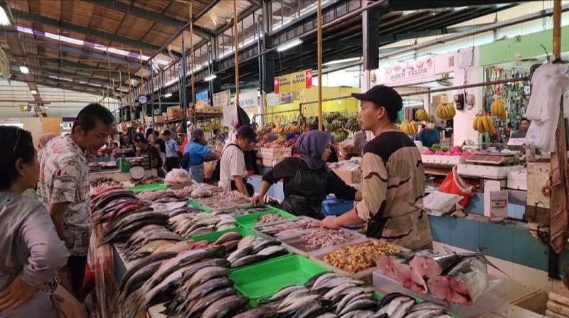 Pedagang ikan di lapak lapak ikan basah Pasar Modern BSD City Tangerang Selatan. (Foto:dok.KKP)