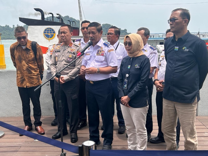 Dirut ASDP mendampingi Dirjen Hubdat di Pelabuhan Merak