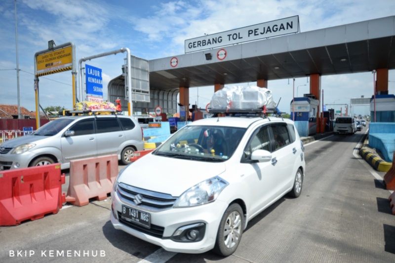 Suasana perjalanan di gate tol