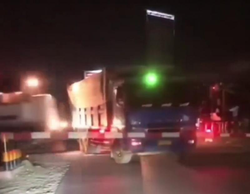 Detik-detik truk dihantam KA Putri Deli di Petak Stasiun Perbaungan - Stasiun Lidah Tanah, pada Selasa (19/3) pukul 20.24 WIB.