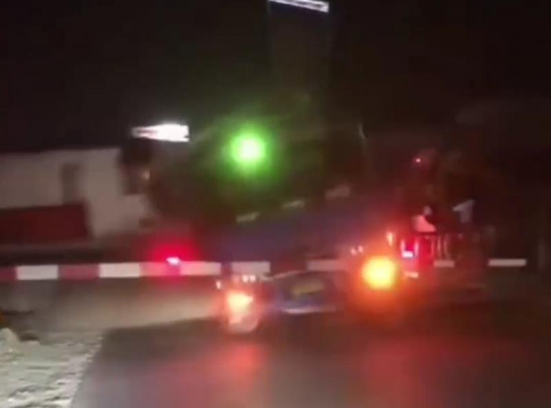 Truk diseruduk kereta api di desa Pasar Bengkel, Perbaungan, Sergai pada Selasa (19/3/2024) malam.