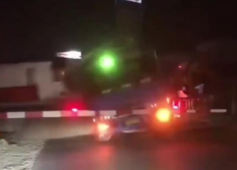 Truk mogok tertemper KA Putri Deli di perlintasan berpalang di Perbaungan, Sumut, Selasa (19/3/2024) malam.