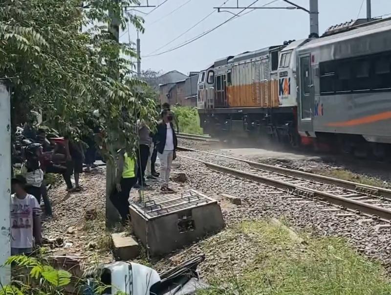 Lokasi tempat kejadian kecelakaan lalu lintas kereta api tertabrak dua unit mobil di Perlintasan Sebidang tidak berpenjaga di Bulak Kapal, Bekasi, Sabtu (23/3/2024).