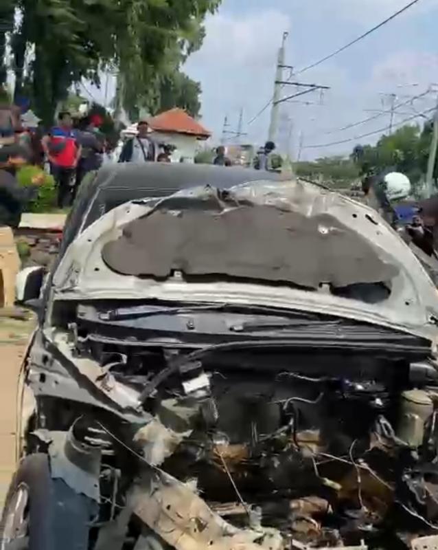 Mobil ringsek setelah dihantam KA di perlintasan sebidang Bulak Kapal, Bekasi, Jawa Barat, Sabtu (14/3/2024).