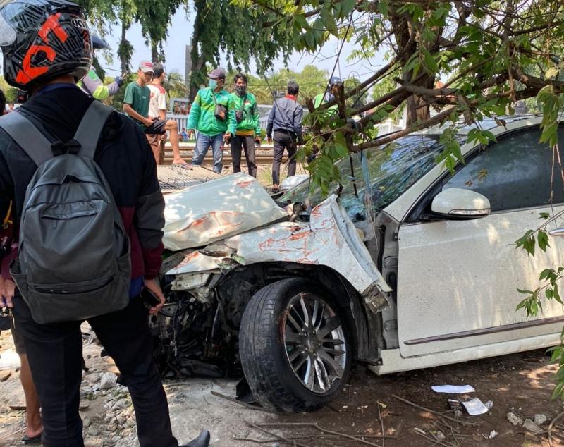 Dua unit mobil dihantam KA Airlangga di jalur perlintasan sebidang tanpa penjaga di Bulak Kapal, Bekasi, Jawa Barat, Sabtu (23/3/2024).