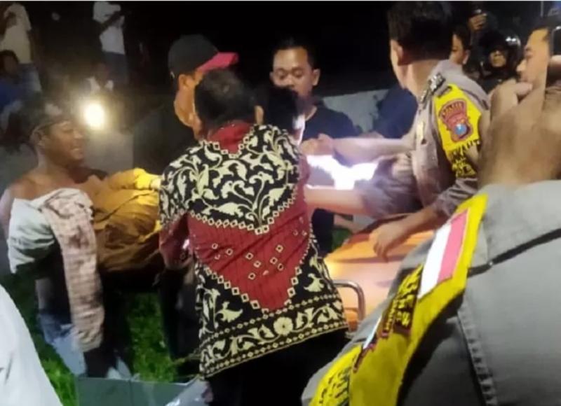 Petugas kepolisian bersama warga saat mengevakuasi jasad santri asal Jakarta yang tersambar kereta api di Jombang. (Ist)