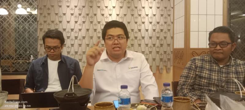 Corporation Secretary DAMRI, Christyan R.M. Pohan bersama awak media