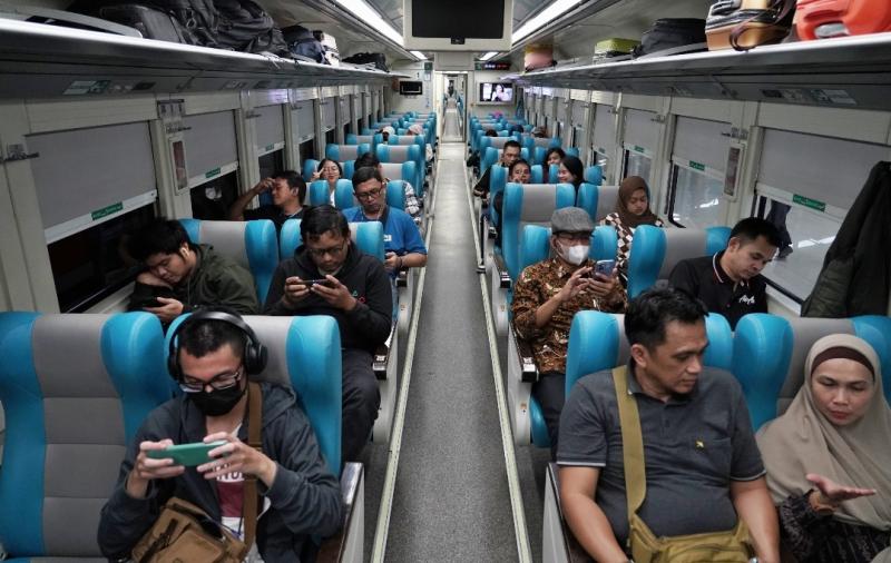 Penumpang di dalam rangkaian Kereta Api. (Foto/dok.KAI)