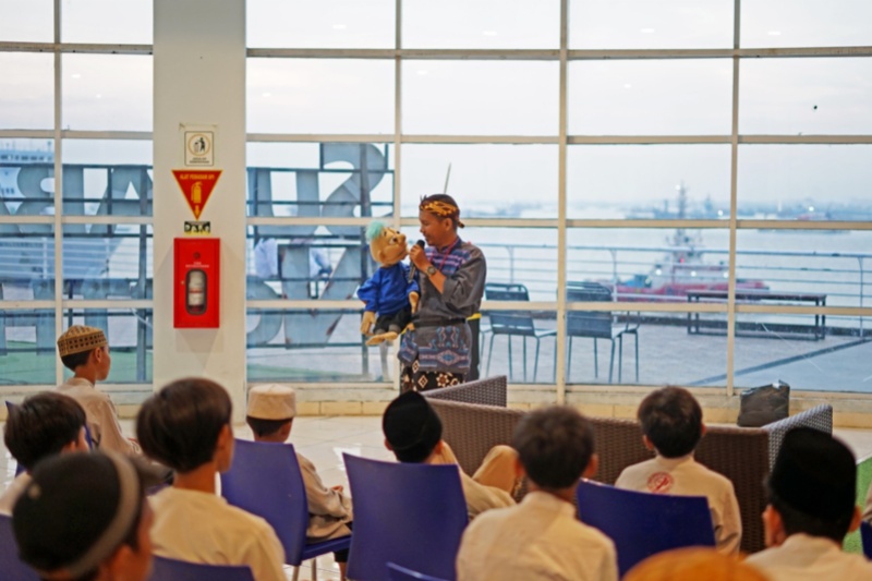 Anak-anak Yatim Piatu menyimak kisah turunnya Al Quran