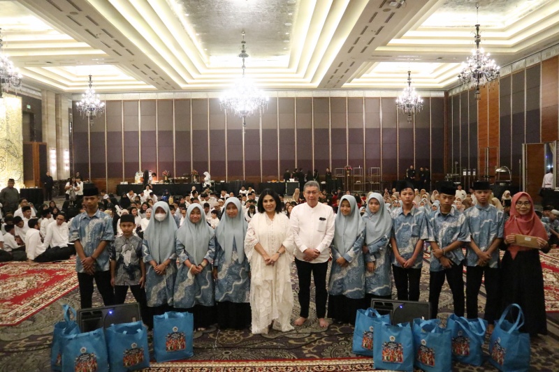 Ketua DPP INSA Carmelita Hartoto bersama yatim piatu di INSA Berbagi