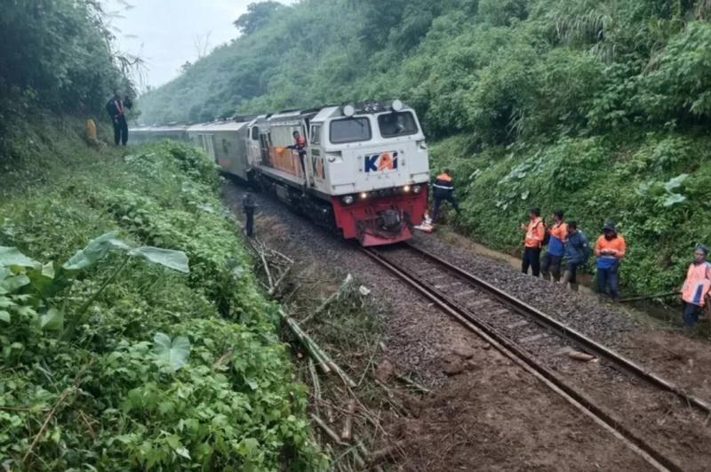 Bongkahan longsor yang menutup jalur kereta api (KA) penghubung Jakarta-Bandung akhirnya berhasil dievakuasi. (DAOP 2)