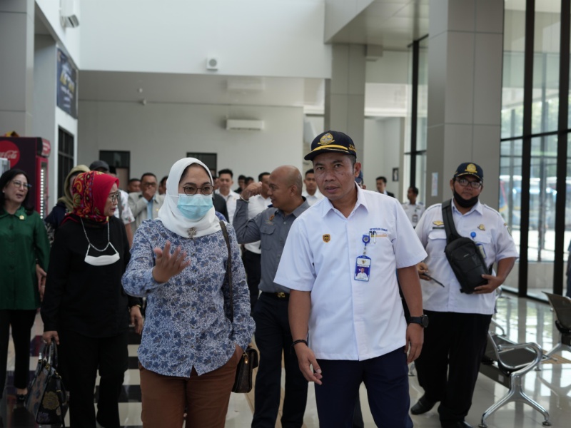 Sedit Hubdat bersama anggota Komisi V DPR di Terminal Purboyo