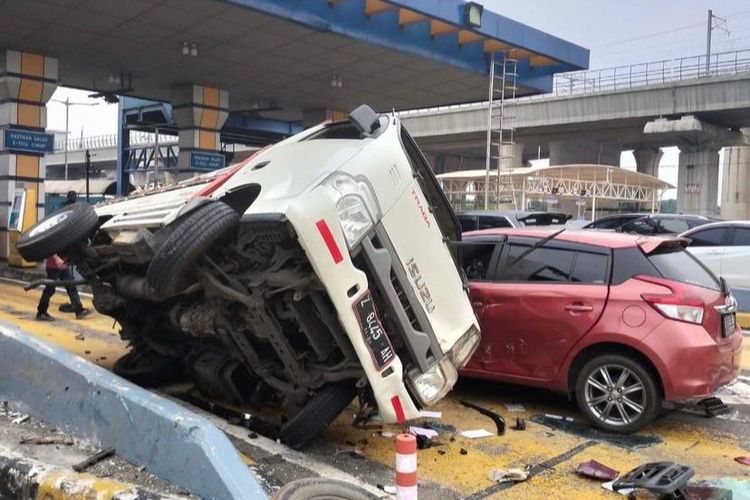 Mobil bertubrukan usai mengalami kecelakaan beruntun di Gerbang Tol Halim Utama, Rabu (27/3/2024). (INSTAGRAM/@TMCPOLDAMETRO)
