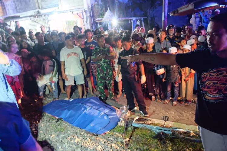 Jenazah korban yang diduga menabrakkan diri ke kereta api yang sedang melintas di perlintasan rel kereta Jalan Kolonel Sugiono Gang 10 A, Kecamatan Sukun, Kota Malang pada Senin (25/3/2024) malam.(Dok. Humas Polresta Malang Kota)