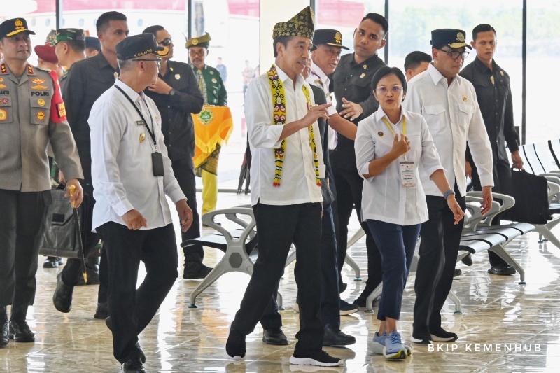 Presiden Joko Widodo bersama Menjub dan Dirjen Kristi saat peresmian Bandara Singkawang
