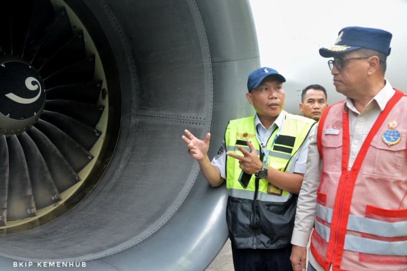 Menhub Budi Karya Sumadi menyimak penjelasan petugas di sela ramp check pesawat 