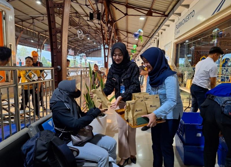 Penumpang kereta api mendapatkan takjil gratis yang dibagikan oleh KAI Daop 5 Purwokerto selama bulan Ramadan di dua stasiun kelolaanya.