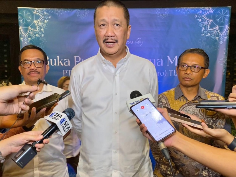 Dirut Garuda Indonesia Irfan Setiaputra (tengah) 
