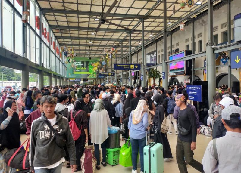 Penumpang kereta api akan memasuki area peron keberangkatan di Stasiun Pasar Senen, Jakarta. (Foto/dok.KAI Daop 1 Jakarta)