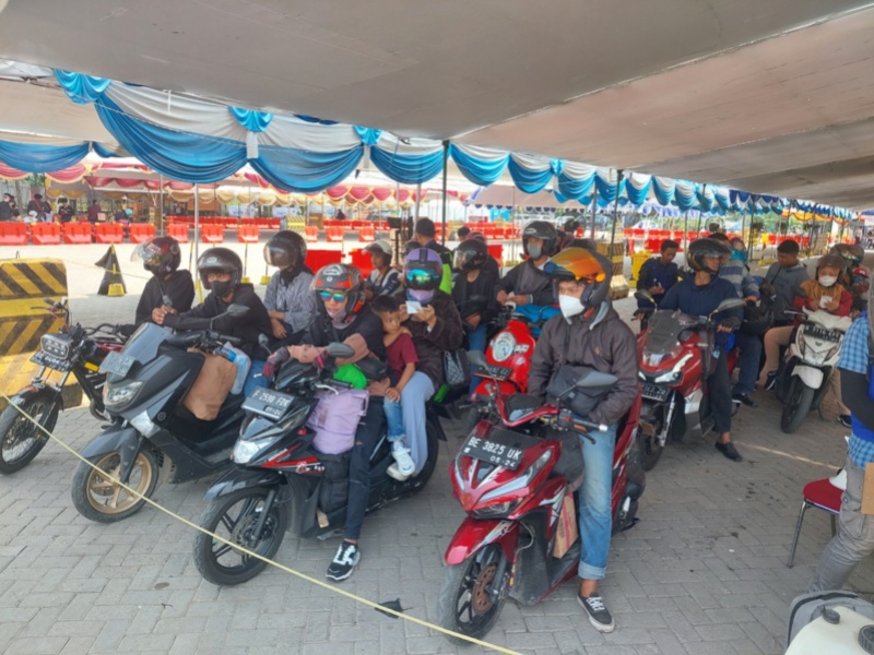 Pemudik dengan sepeda motor