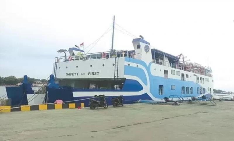 Armada penyeberangan KMP Munggiyango Hulalo saat bersandar di Pelabuhan Kalianget setelah menurunkan penumpang pada bulan Maret lalu.(ist)