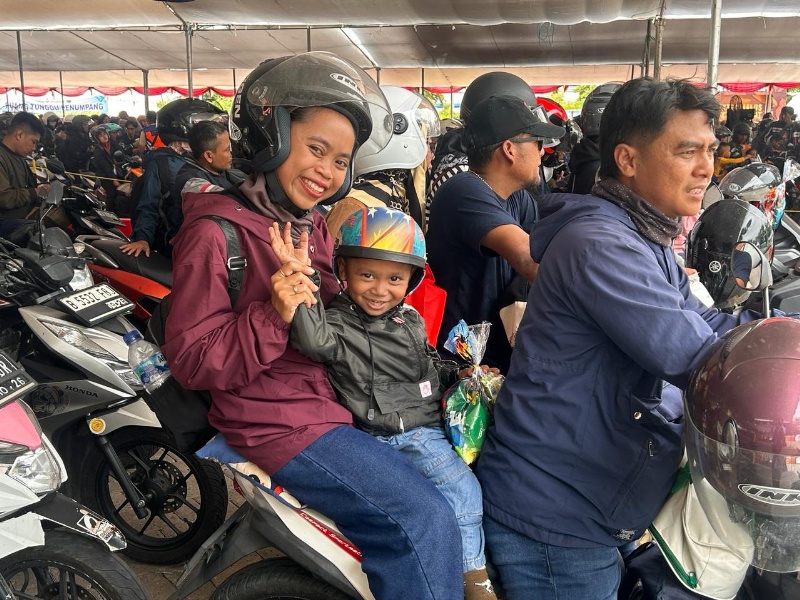 Pengguna jasa di Pelabuhan Penyeberangan Merak