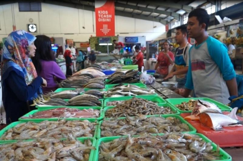 Aktivitas jual beli ikan segar di Pasar Modern Bintaro. (Foto:KKP)