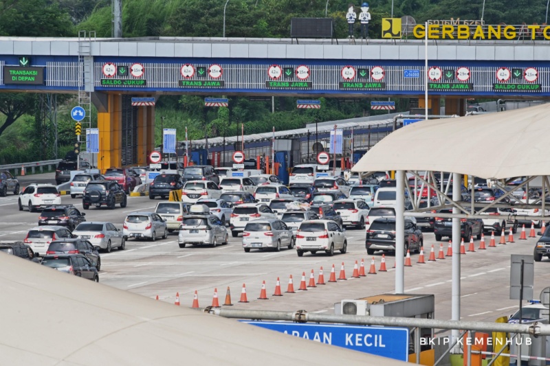 Suasana kepadataj di jalan tol