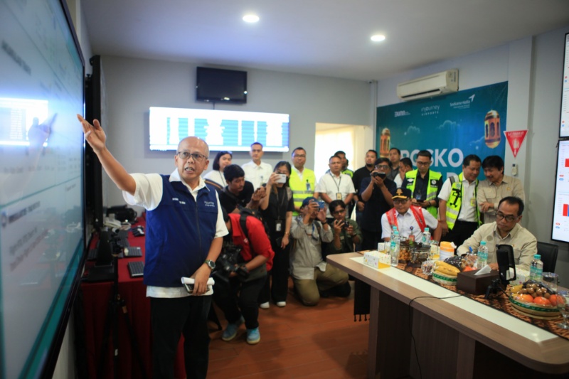 Dirut Angkasa Pura II saat paparan di hadapan Menhub di Bandara Soetta