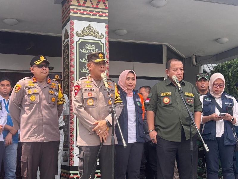 Dirut ASDP (tengah) 