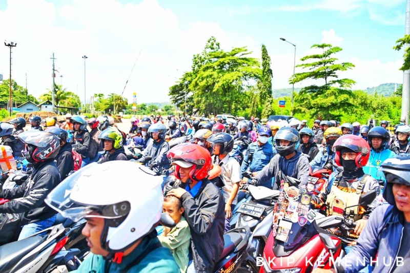 Pengguna sepeda motor di Pelabuhan Panjang