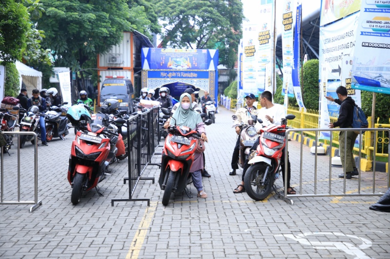 Pemudik gratis dengan sepeda motor naik kapal laut