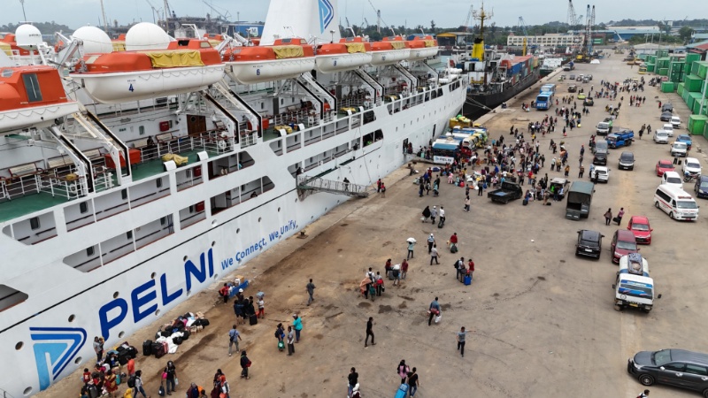 Penumpang Pelni di Pelabuhan 