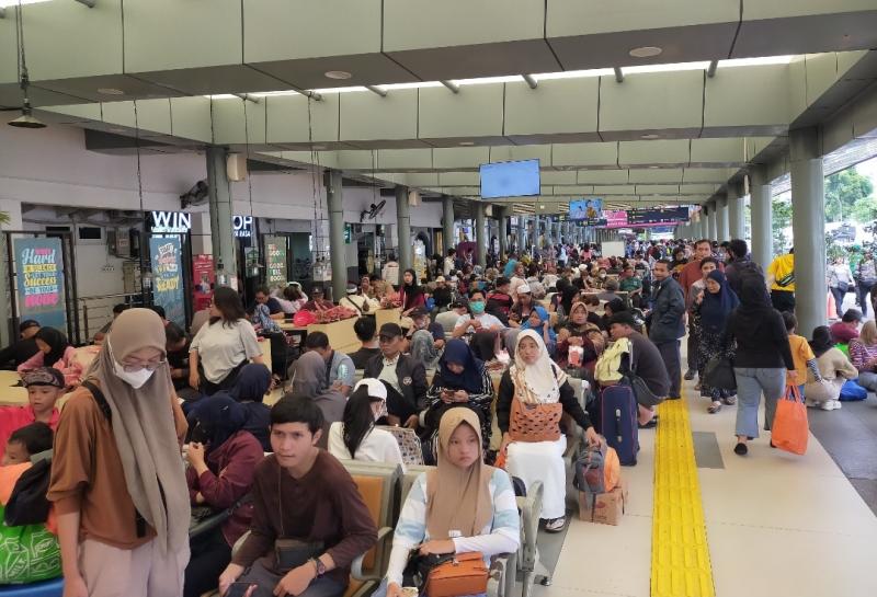 Suasana penumpang KA di Stasiun Pasar Senen saat arus Mudik Lebaran 2024.