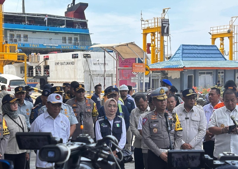 Menko PMK, Menhub, Kakorlantas Polri, dan Dirut ASDP tinjau keberangkatan kapal dari Pelabuhan Bakuheni