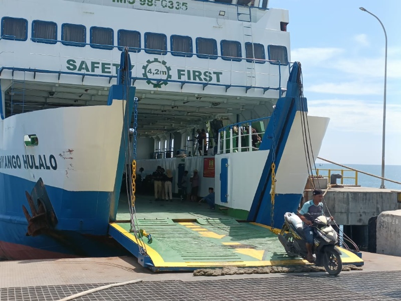 Layanan penyeberangan di Pelabuhan Jangkar