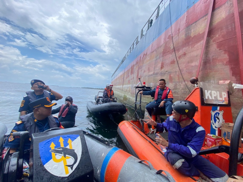Tim KPLP selamatkan kapal terbakar