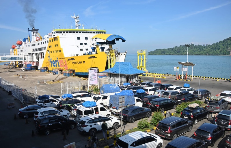 Suasana di Pelabuhan ASDP