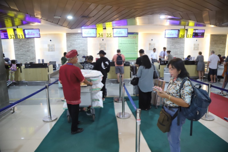 Suasana layanan di Bandara API