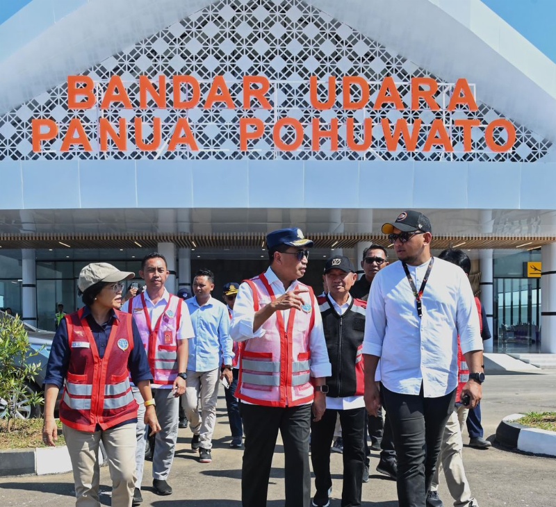 Menhub Budi Karya Sumadi  saat peninjauan bandara baru