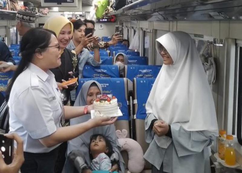 KAI Daop 5 Purwokerto memberikan kejutan kepada penumpang KA yang berulang tahun pada peringatan hari Kartini, 21 April 2024.